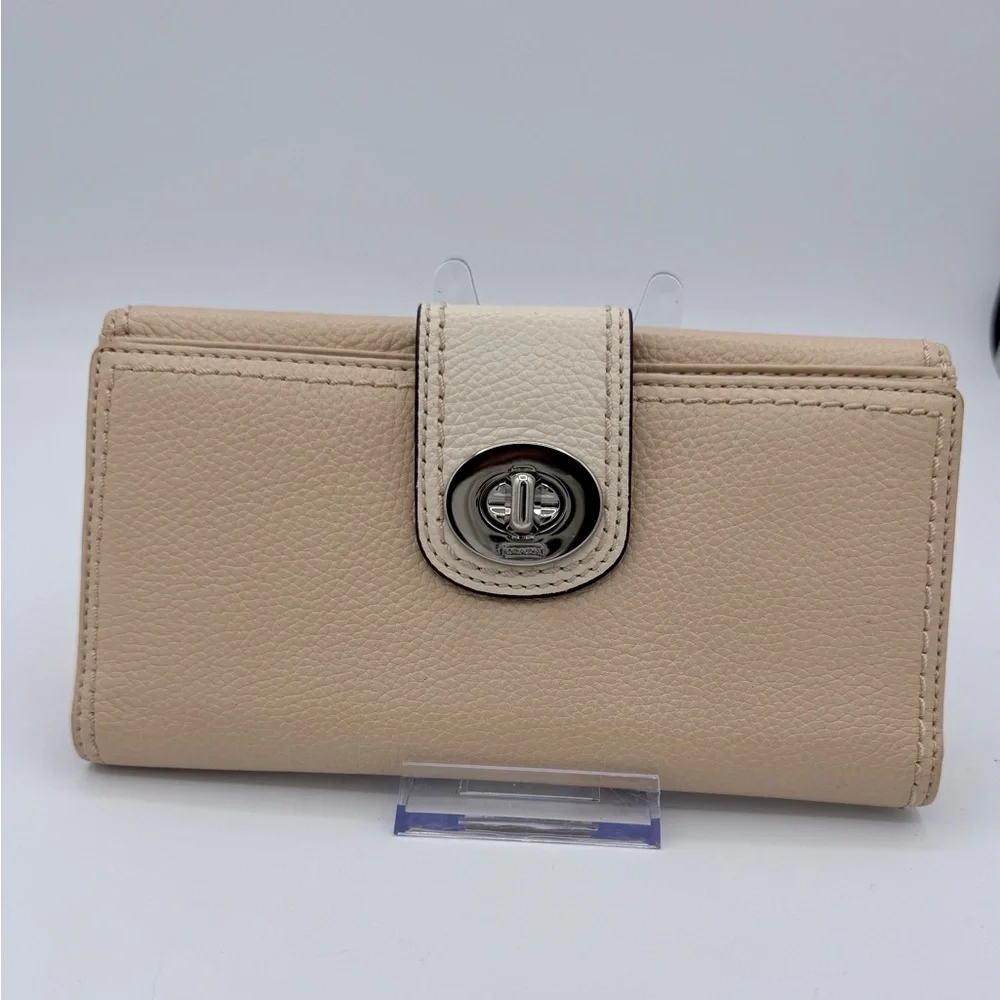 Coach Hampton Turn lock Pebbled Leather‎ Wallet Light Beige / Ivory